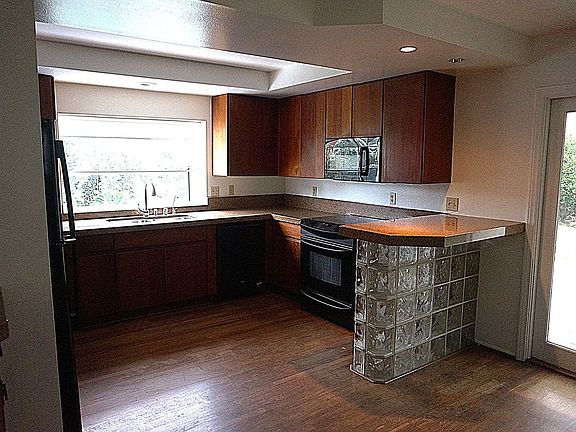 3rd image of 9281 Woodcrest Dr
