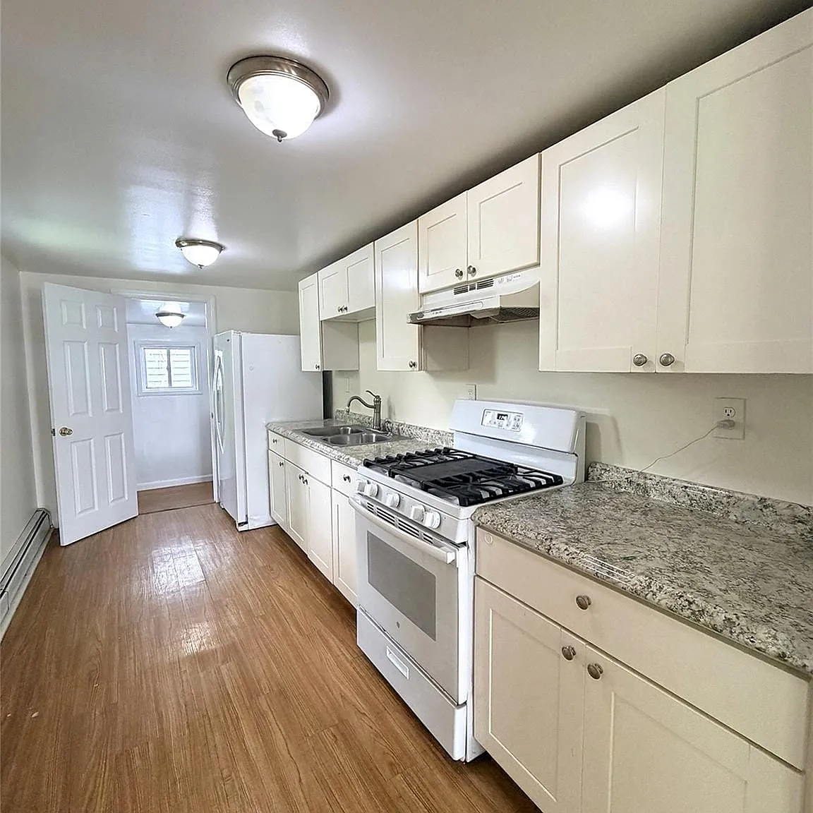 3 bed, 1.0 bath, 2200 sqft, $3,100 — Photo 2