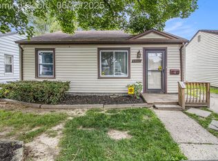 6042 Harrison St, Garden City, MI 48135