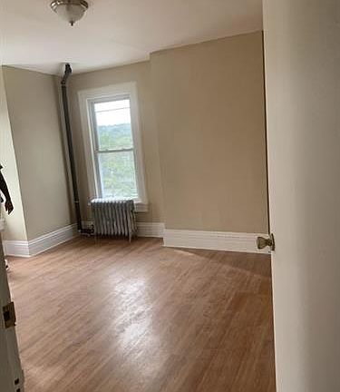 4th image of 453 Hillside Ave