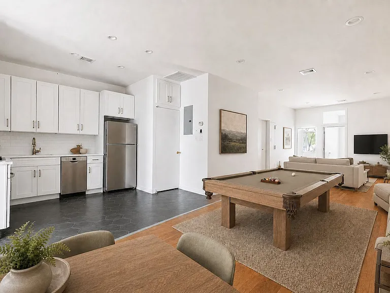 221 E 59th St #2 — Photo 3