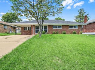 7107 Heege Rd, Saint Louis, MO 63123