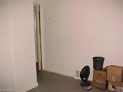 3rd image of 842 Oak St
