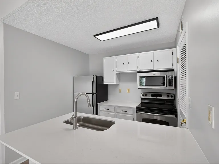 423 Granville Ct — Photo 8
