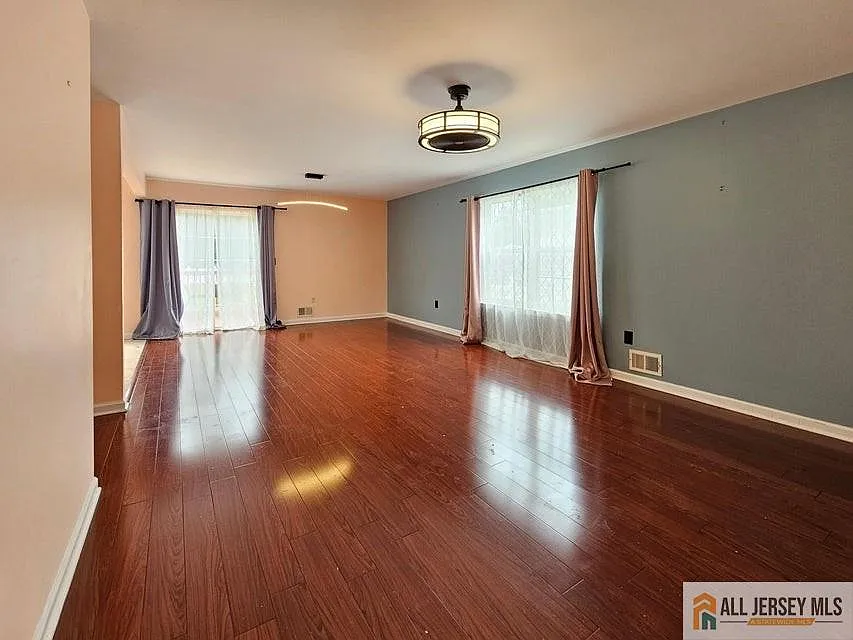 4 bed, 2.5 bath, 1868 sqft, $4,000 — Photo 4