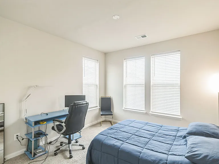 902 California Dr NE — Photo 12