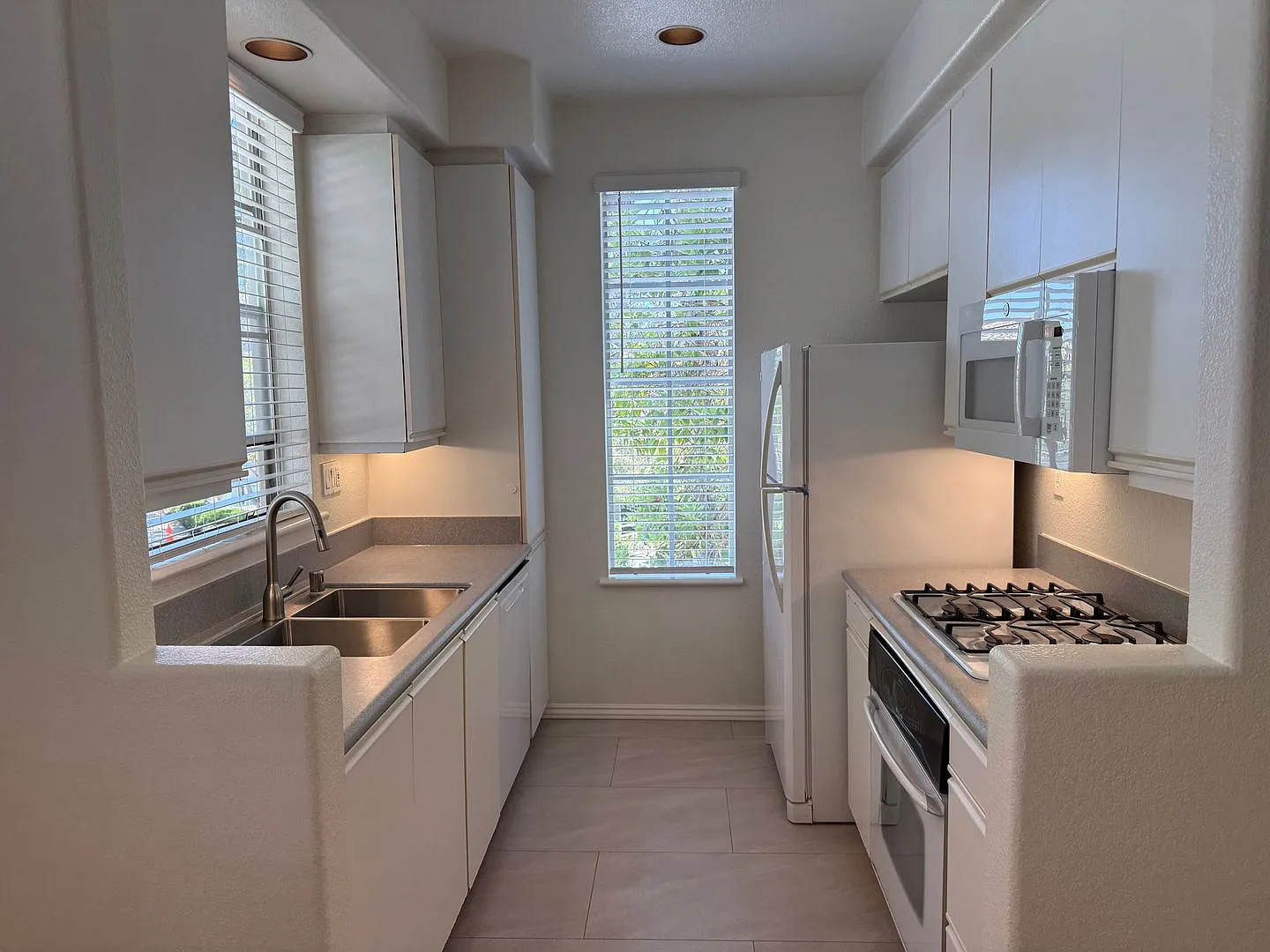 1 Bedroom, 1 Bath Condo at Martinique Del Mar Highlands! — Photo 2