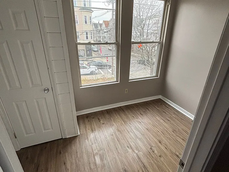 273-275 Rivet St — Photo 5