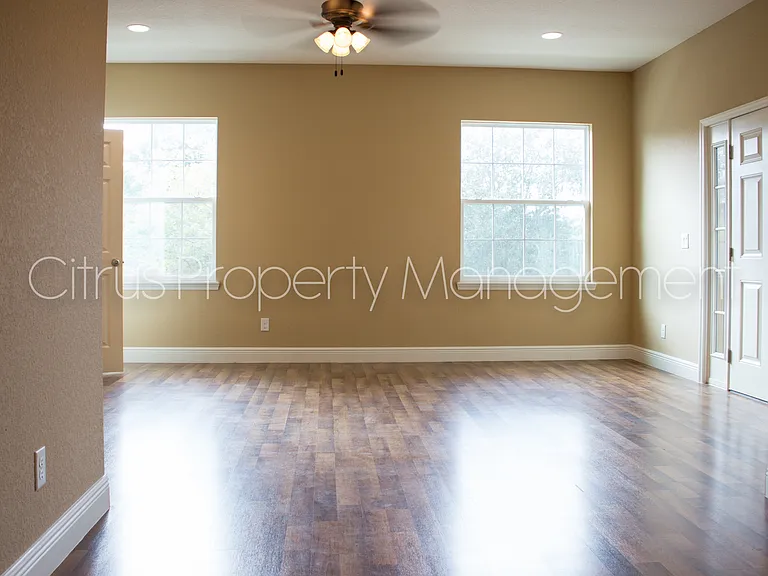 2419 S Shine Ave — Photo 13