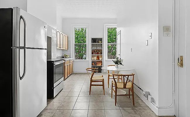 2nd image of 124 Linden St APT 1r