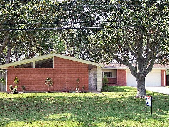 3rd image of 810 Oyster Creek Dr