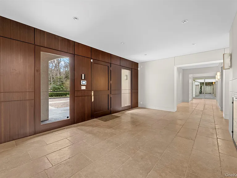 121 Piping Rock Rd — Photo 2