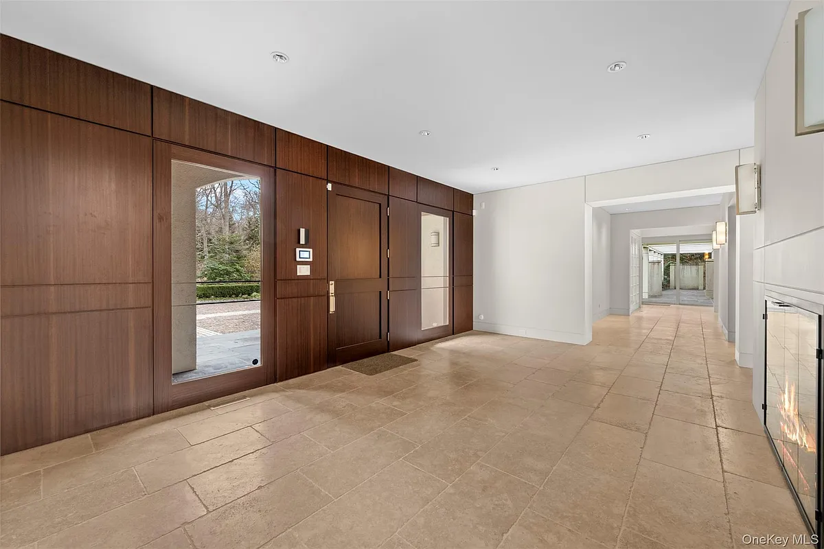 Building Photo - 121 Piping Rock Rd