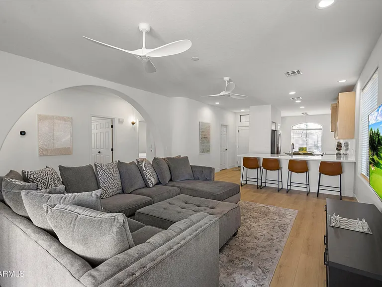 1084 E Susan Ln — Photo 19