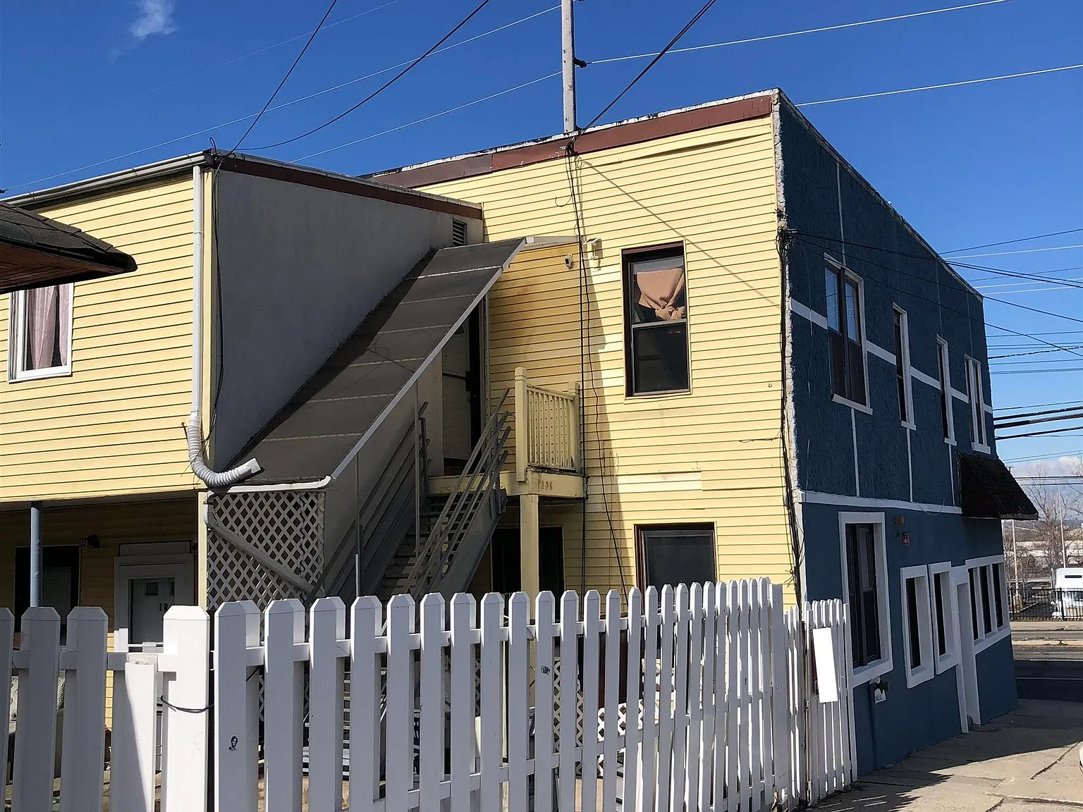 2 bed, 1.0 bath, 1200 sqft, $2,200 — Photo 2