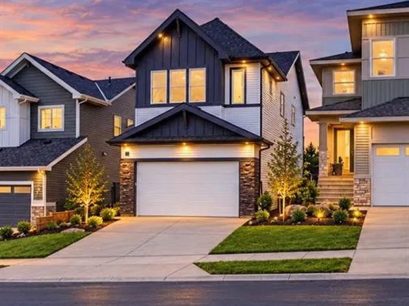 25 E Heritage Park, Cochrane, AB T4C 3G9