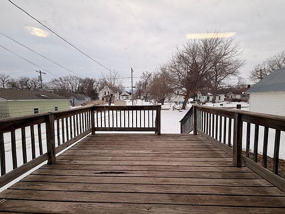 4th image of 731 Pleasant St