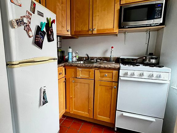 5th image of 206 E 17th St APT 3C