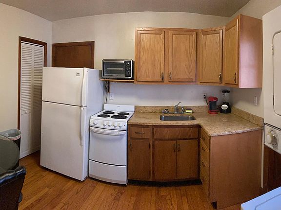 Kitchen w/laundry and table