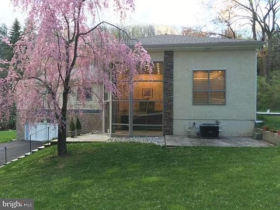 2nd image of 215 Oakwood Ln