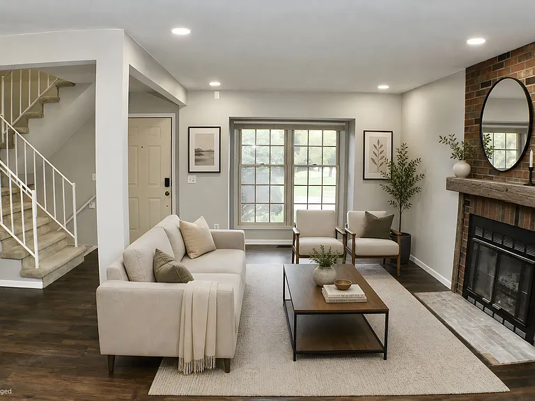 1483 Colony Dr — Photo 2