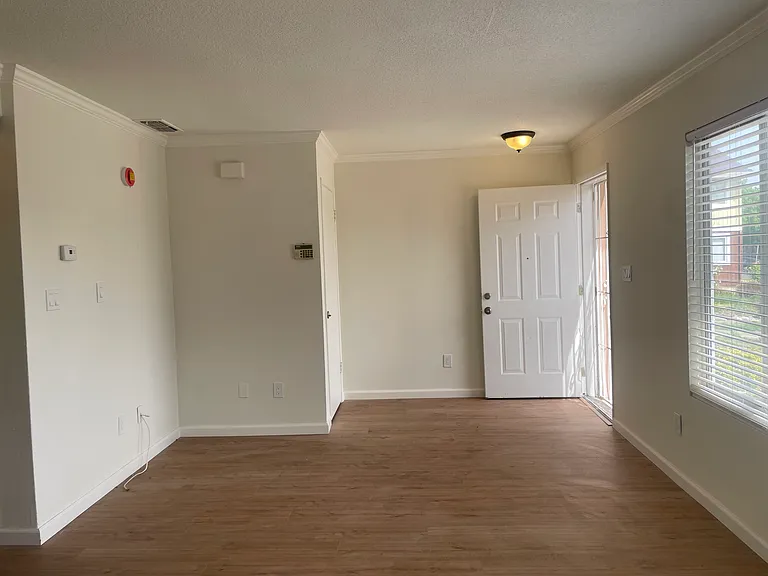 4066 Weymouth Ln — Photo 3