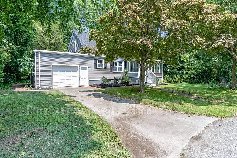 3 bed, 2.0 bath, 1700 sqft, $2,400 — Photo 2