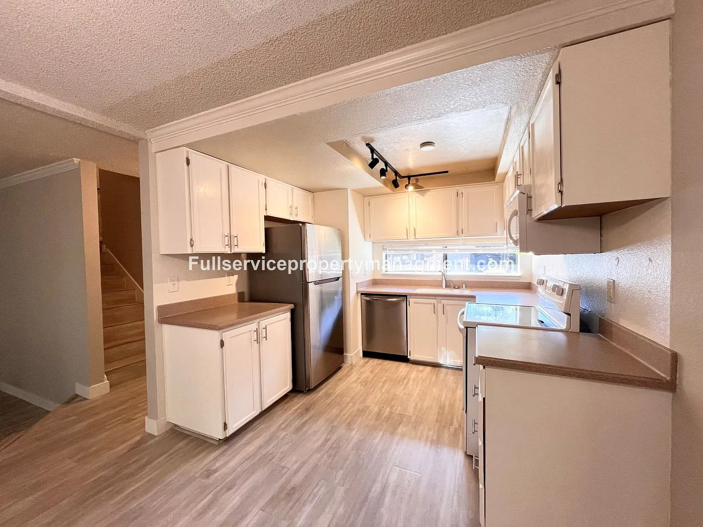 Spacious and bright Bellevue condo with AC in every room! — Photo 4