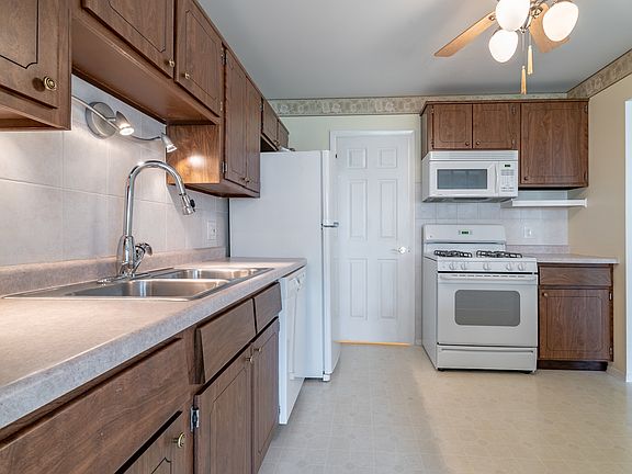 2nd image of 370 Ferndale Ct APT B1