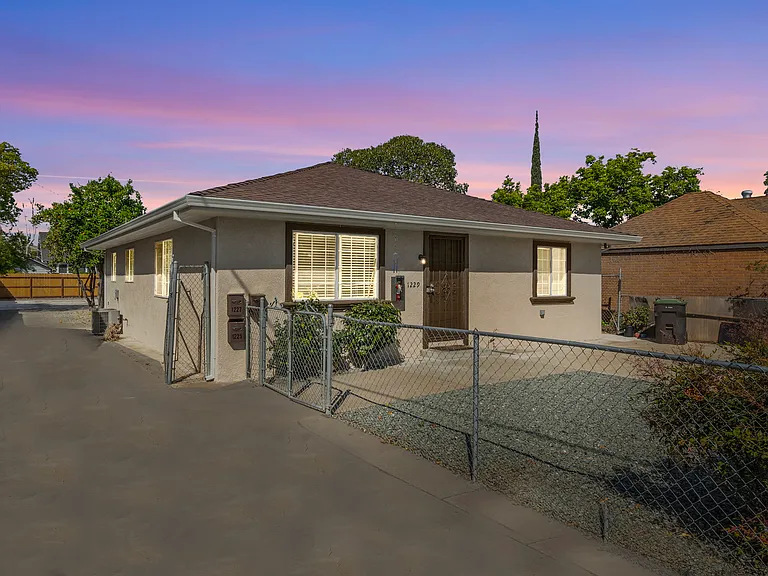 1225 N Lincoln St — Photo 1