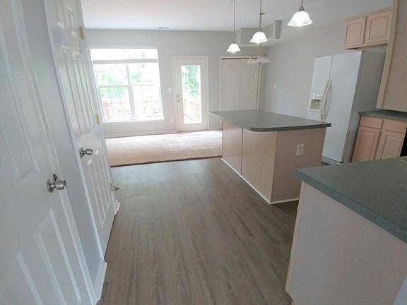 4th image of 8 Harbour Heights Dr #8