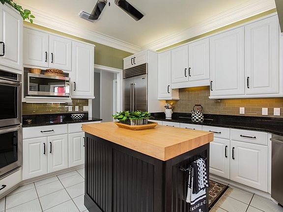 5th image of 255 Riverway Dr