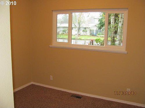 5th image of 210 SE 95th Ave
