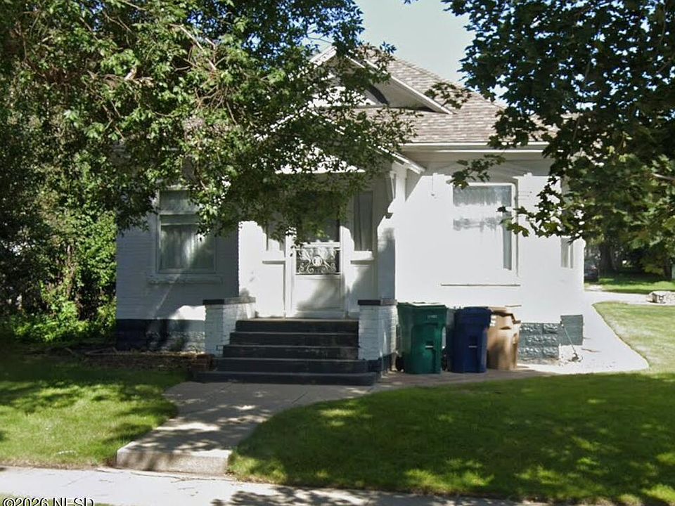 1st image of 406 3rd St NE