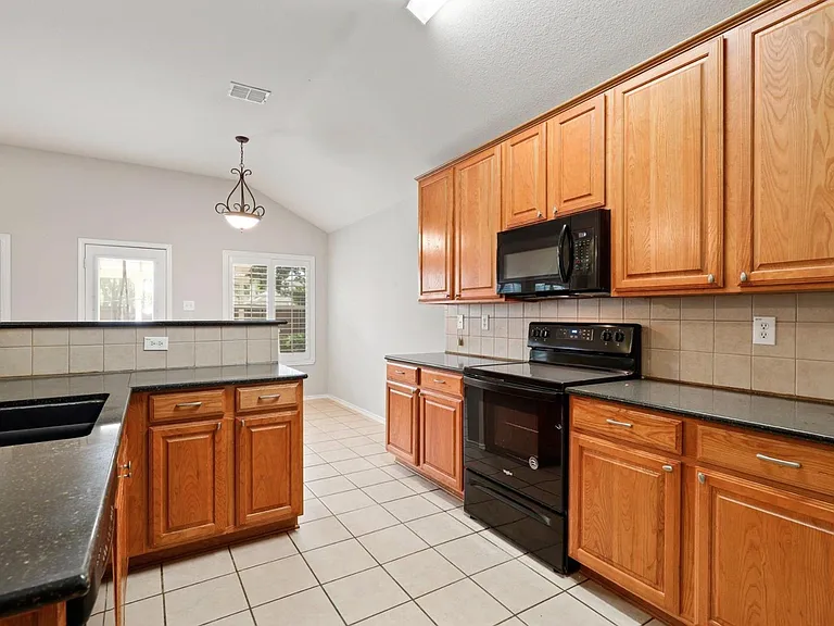 1534 Sleepy Hollow Dr — Photo 13