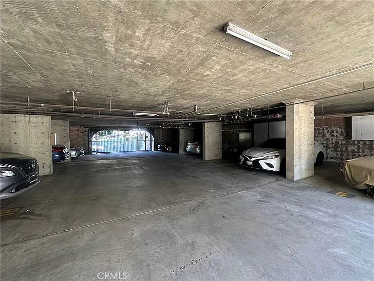 1222 N Olive Dr — Photo 15