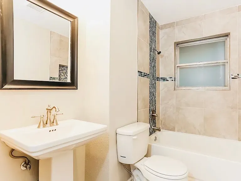 819 Clover Park Dr — Photo 6