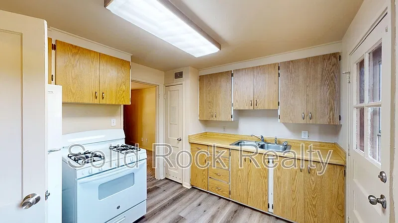 2 bed, 1.0 bath, 750 sqft, $1,075 — Photo 2