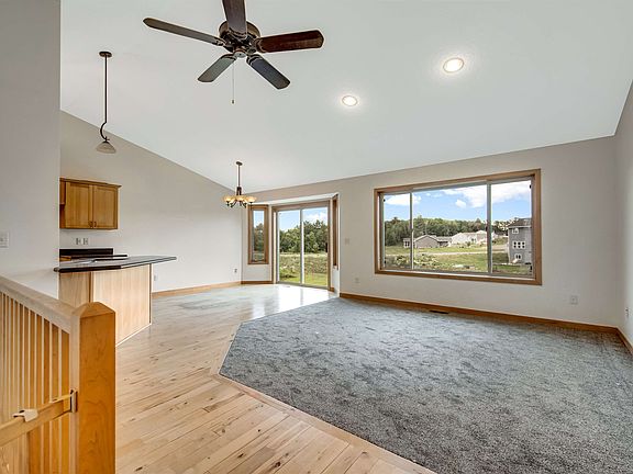 3rd image of 811 Jack Pine Ct