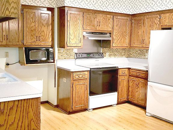 2nd image of 629 Maplewood Ct