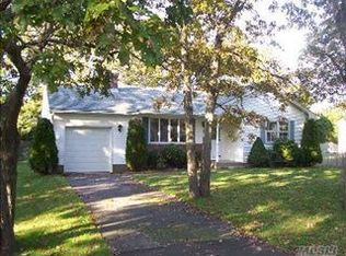 15 Riverdale Dr, Hampton Bays, NY 11946