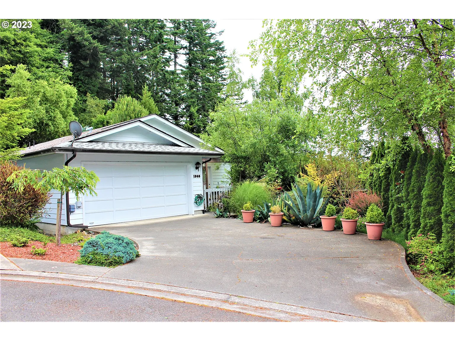 1368 Glenwood Dr photo 1