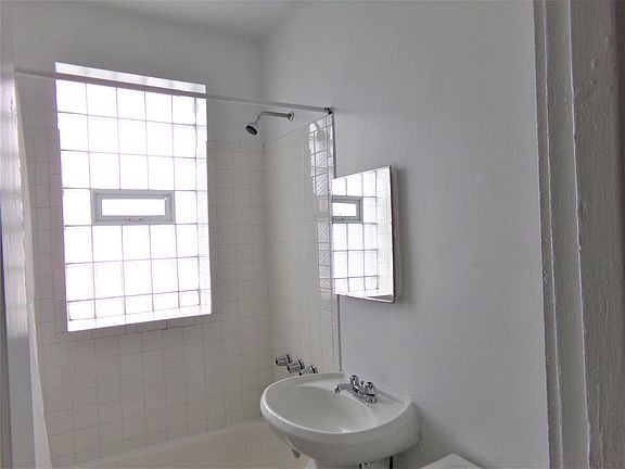 3rd image of 1428 W Farwell Ave APT 3N