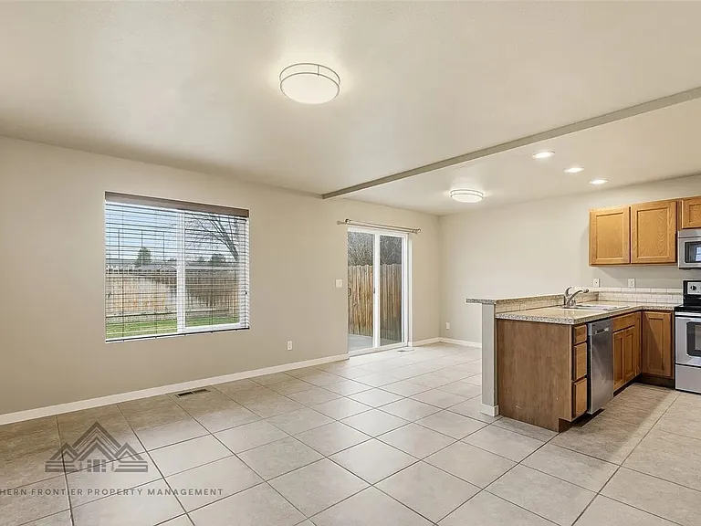 218 E Whitman Dr — Photo 4