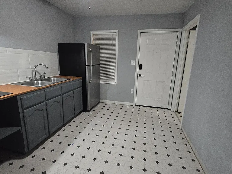 442 E Saint Charles St — Photo 8