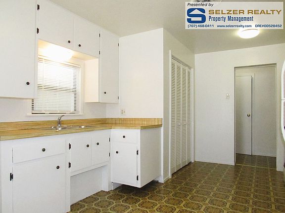3rd image of 681 1/2 N Oak St