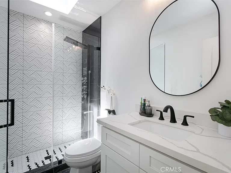 22841 Calvert St — Photo 34