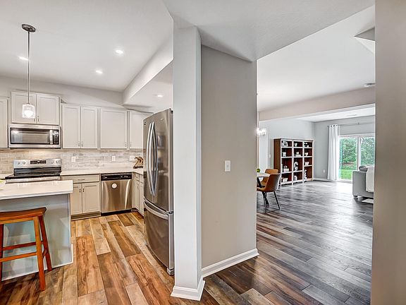 5th image of 511 Queens Cup Ln #20B