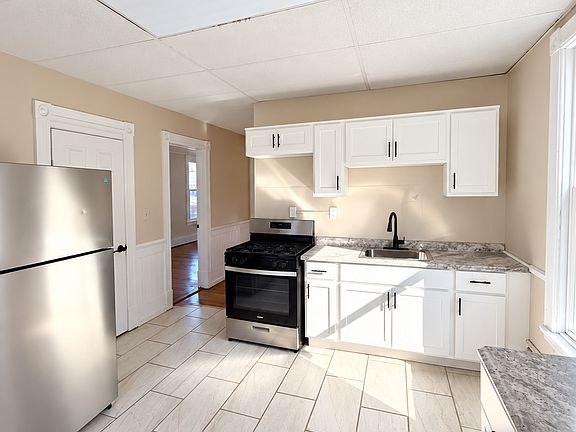 3rd image of 83 6th Ave APT 2