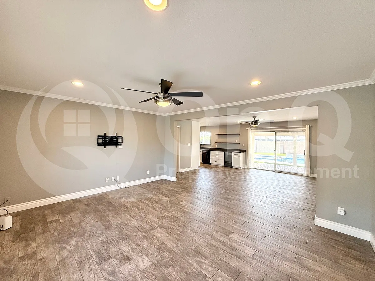3 bed, 2.0 bath, 1426 sqft, $3,300 — Photo 4
